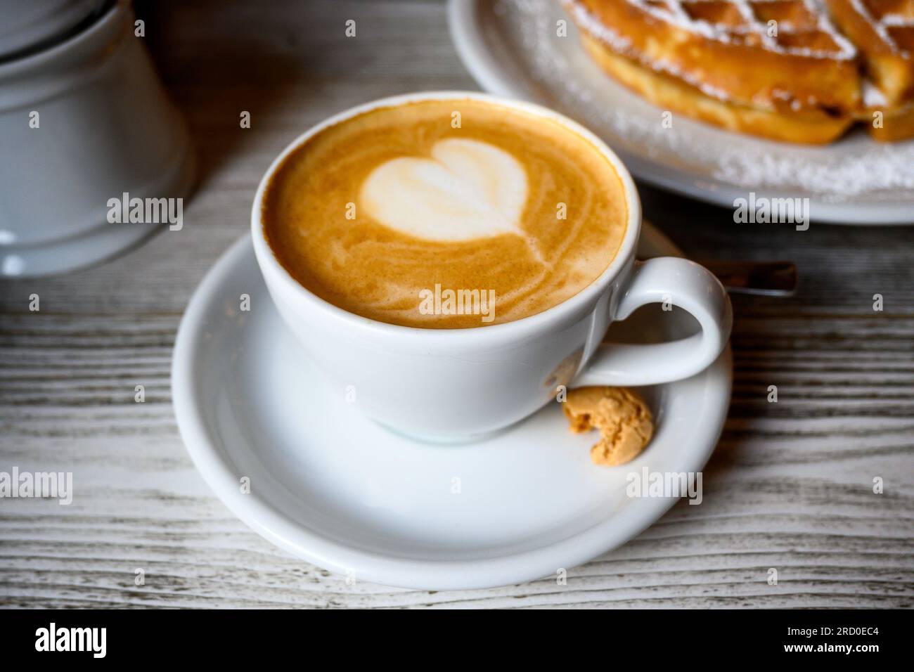 tasse de cappuccino avec un petit biscuit sur le côté Banque D'Images