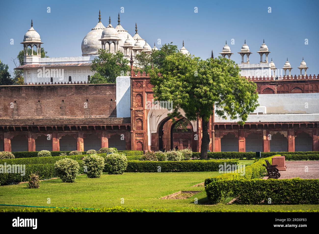 Photo prise à l'intérieur du terrain du fort d'Agra ; les dômes d'oignon d'une mosquée sont visibles Banque D'Images