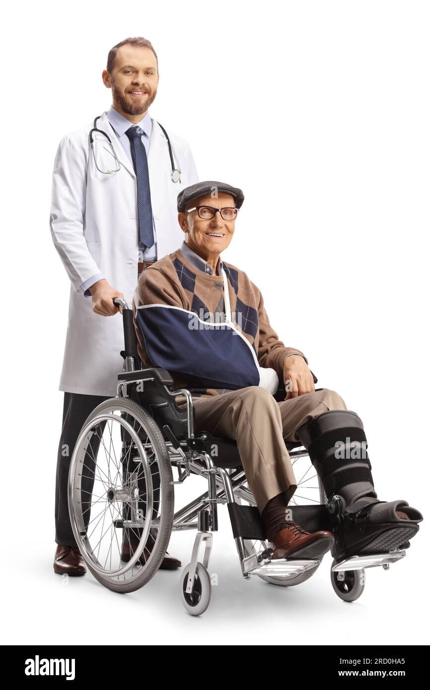 Plan complet d'un médecin et d'un patient mature blessé dans un fauteuil roulant isolé sur fond blanc Banque D'Images