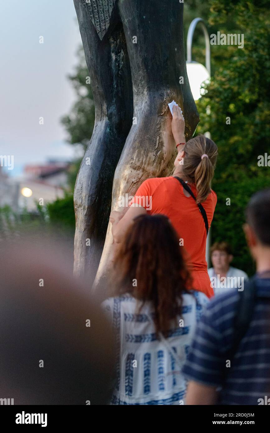 Personnes vénérant la statue du Christ ressuscité à Medjugorje. La statue désherit miraculeusement des gouttes de liquide du genou droit de Jésus. Banque D'Images