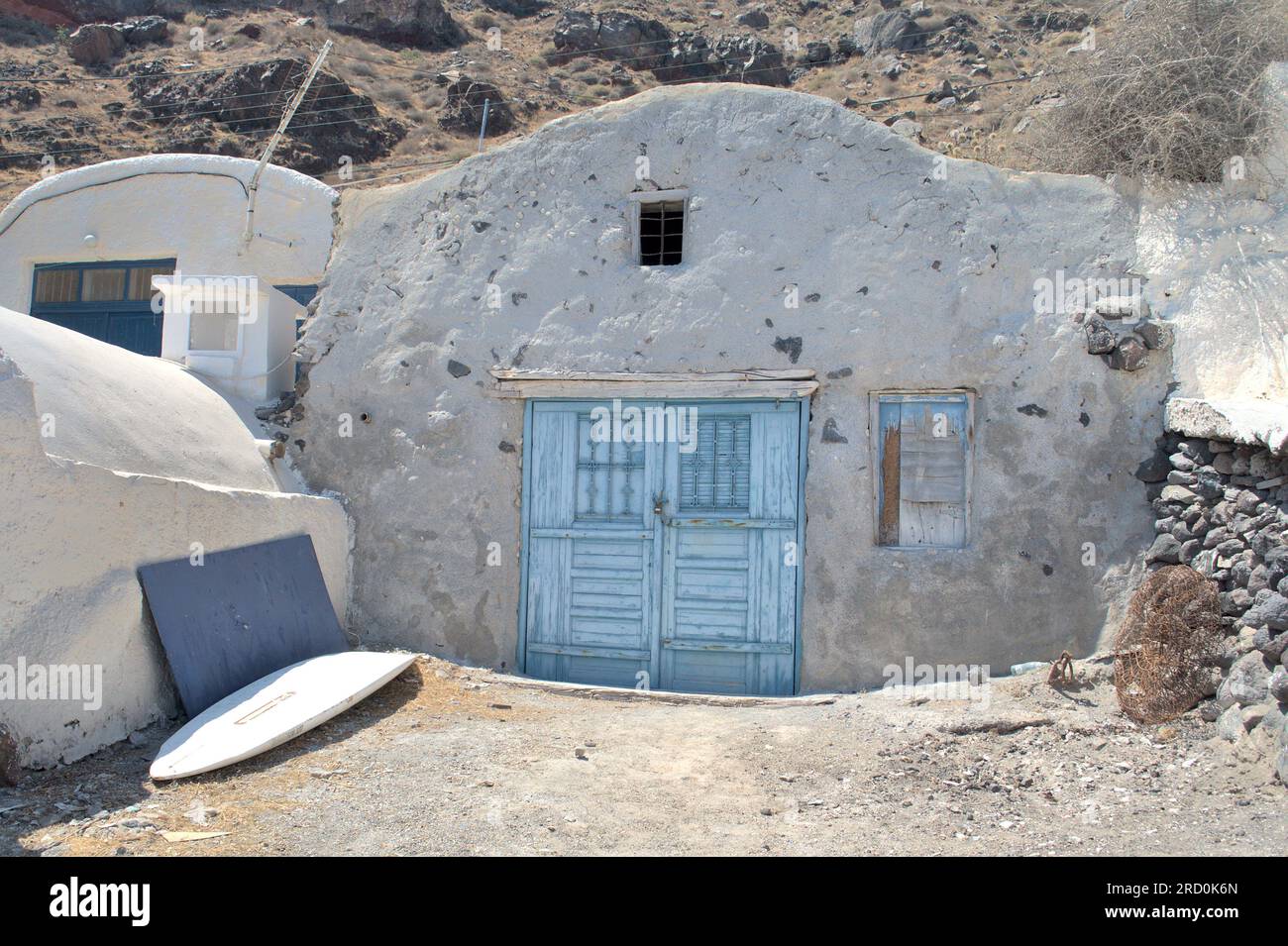 Un vieux bâtiment construit dans le rocher sur l'île de Santorin. Banque D'Images