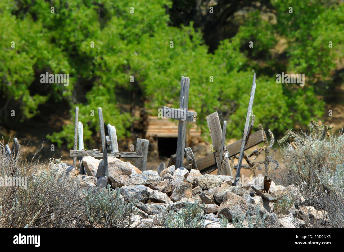 Lieu de repos d'anciens pionniers reposent sous ce tas de pierres. Croix en bois patiné stand veille sur leurs tombes à El Rancho de las Golondrin Banque D'Images