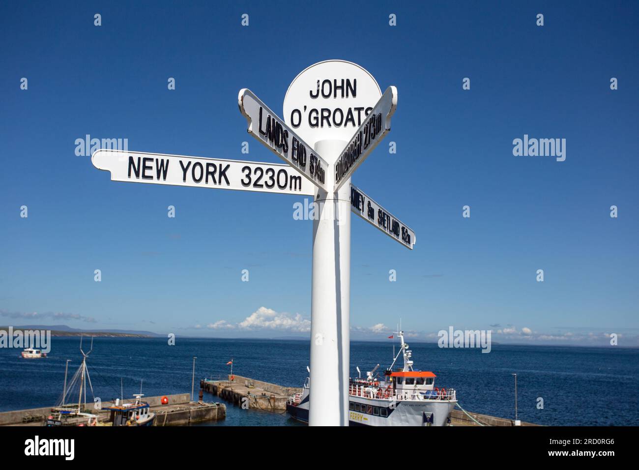 John, O' Groats, Caithness, Écosse, juillet 2023, Le panneau de signalisation à l'attraction touristique. Banque D'Images
