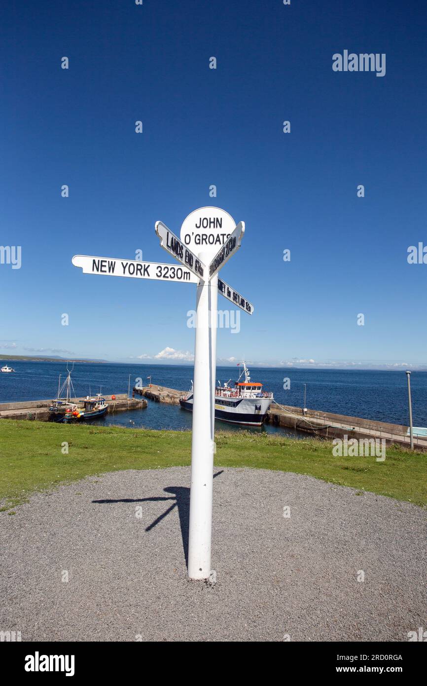 John, O' Groats, Caithness, Écosse, juillet 2023, Le panneau de signalisation à l'attraction touristique. Banque D'Images