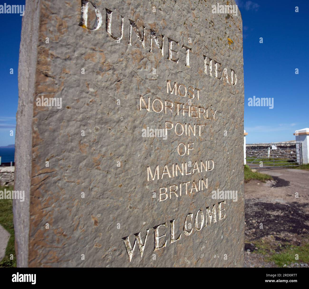 Dunnet Head, Caithness, Écosse, le 6 juillet 2023, un panneau de pierre inscrit indique qu'il s'agit du point le plus au nord de la Grande-Bretagne continentale. Banque D'Images