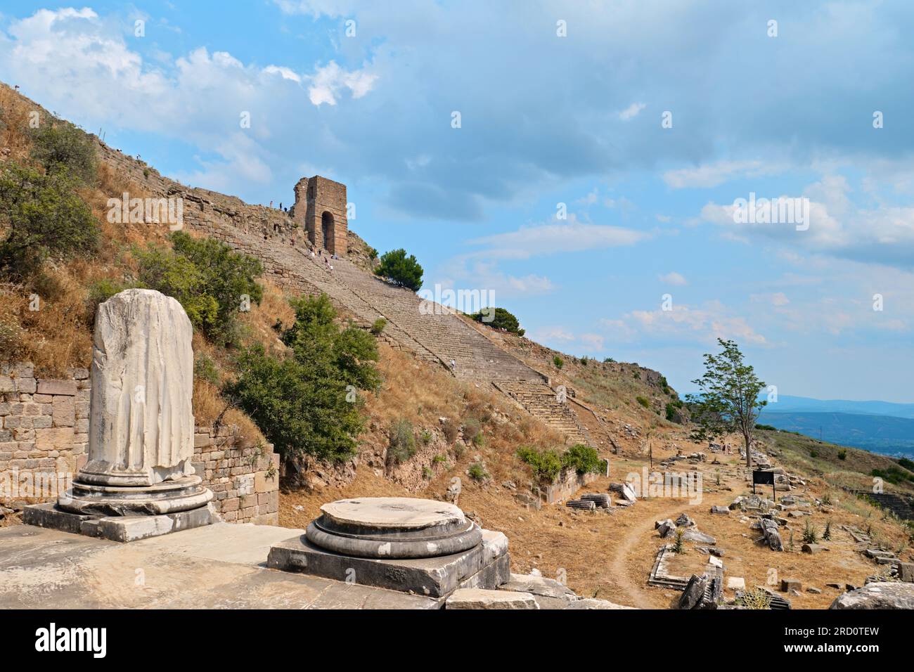 Bergama, Turquie - 20 juillet 2023 : vue du théâtre hellénistique depuis le temple de Dionysos dans la ville antique de Pergame Banque D'Images
