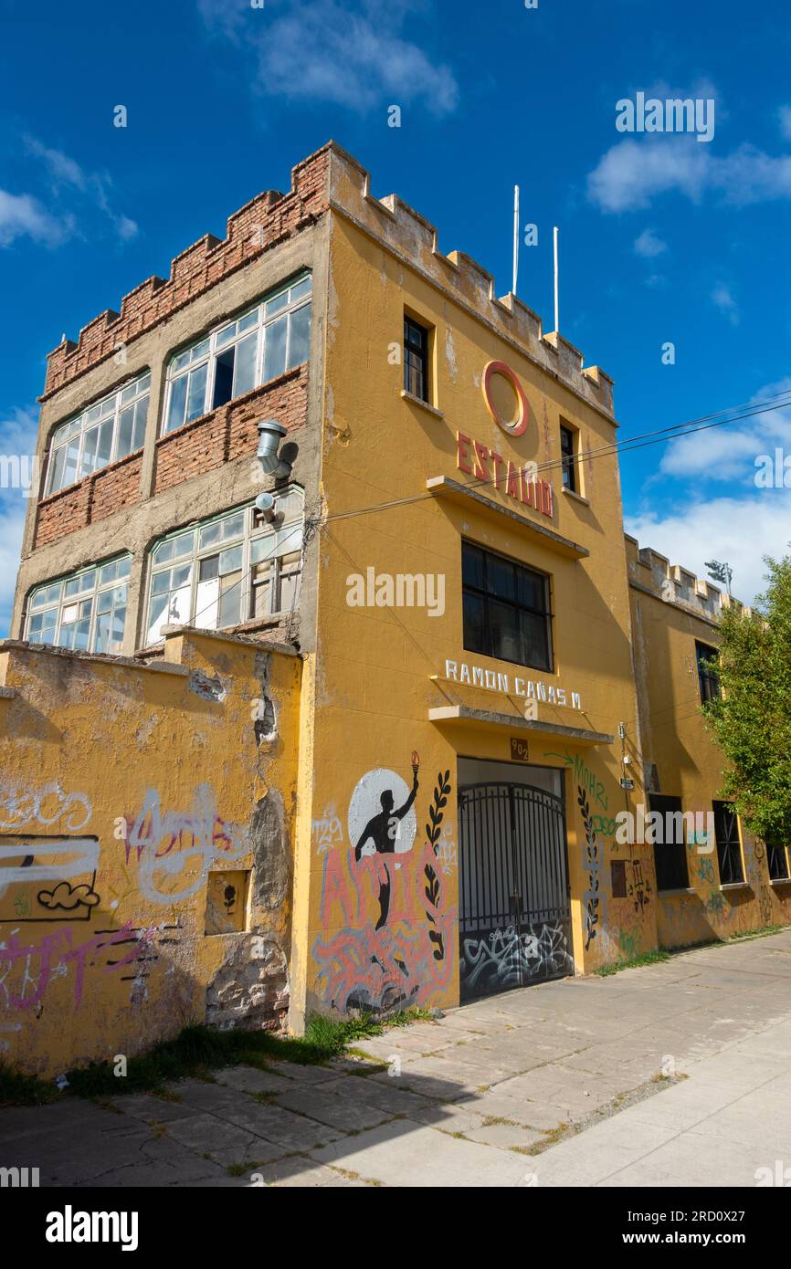 Ramon Canas Montalva Municipal Soccer ou football Stadium populaire Sports venue Arena porte d'entrée avec murs de graffiti érodés à Punta Arenas, Chili Banque D'Images