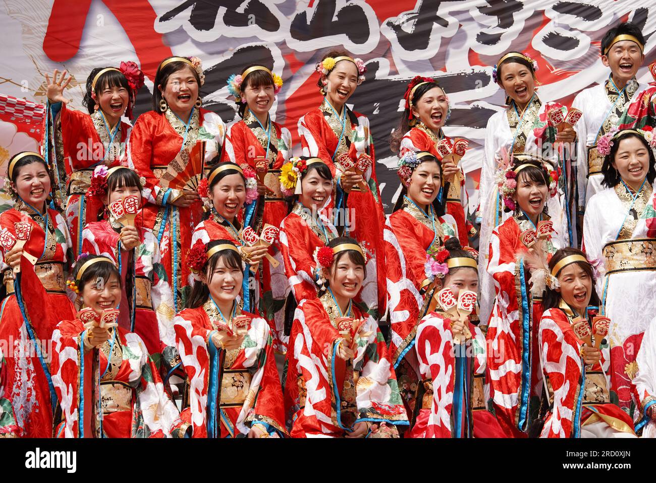 KAGAWA, JAPON - JUILLET 15 2023 : des artistes japonais dansent dans le célèbre festival de Yosakoi. Yosakoi est un style unique d'événement de danse japonaise. Banque D'Images