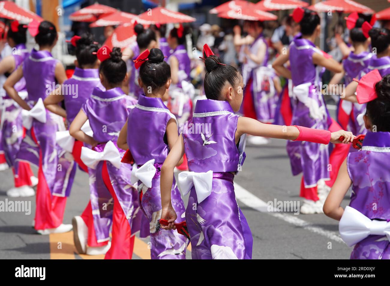KAGAWA, JAPON - JUILLET 15 2023 : des artistes japonais dansent dans le célèbre festival de Yosakoi. Yosakoi est un style unique d'événement de danse japonaise. Banque D'Images