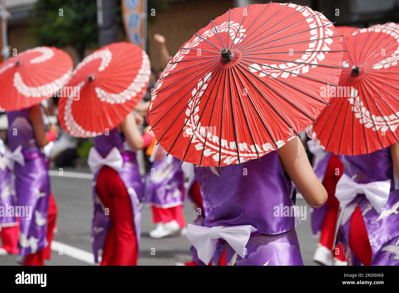 KAGAWA, JAPON - JUILLET 15 2023 : des artistes japonais dansent dans le célèbre festival de Yosakoi. Yosakoi est un style unique d'événement de danse japonaise. Banque D'Images