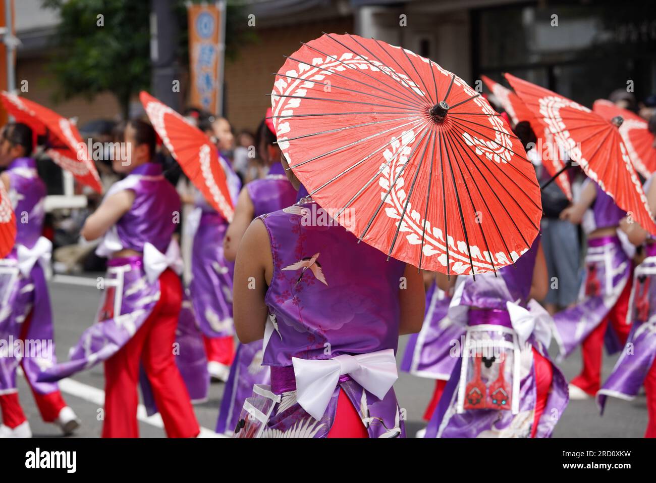 KAGAWA, JAPON - JUILLET 15 2023 : des artistes japonais dansent dans le célèbre festival de Yosakoi. Yosakoi est un style unique d'événement de danse japonaise. Banque D'Images