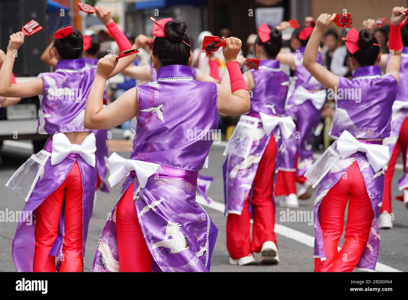 KAGAWA, JAPON - JUILLET 15 2023 : des artistes japonais dansent dans le célèbre festival de Yosakoi. Yosakoi est un style unique d'événement de danse japonaise. Banque D'Images