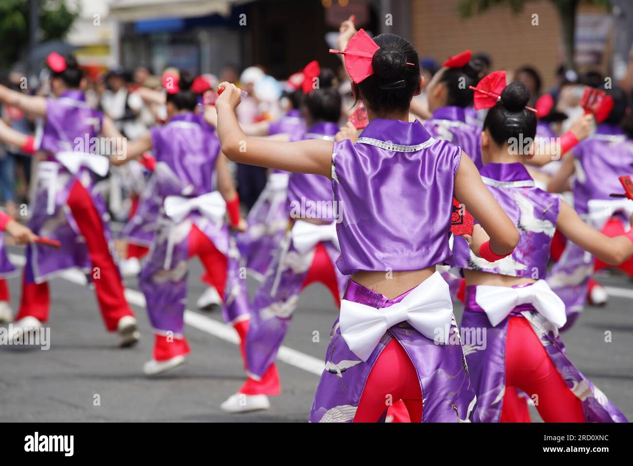 KAGAWA, JAPON - JUILLET 15 2023 : des artistes japonais dansent dans le célèbre festival de Yosakoi. Yosakoi est un style unique d'événement de danse japonaise. Banque D'Images