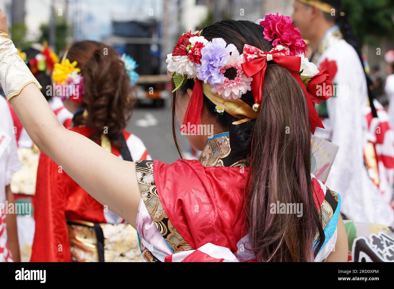 KAGAWA, JAPON - JUILLET 15 2023 : des artistes japonais dansent dans le célèbre festival de Yosakoi. Yosakoi est un style unique d'événement de danse japonaise. Banque D'Images