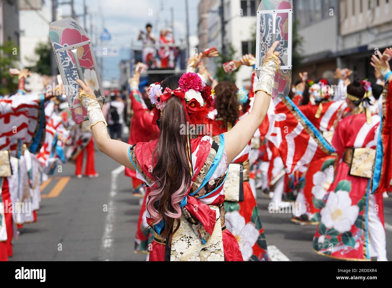 KAGAWA, JAPON - JUILLET 15 2023 : des artistes japonais dansent dans le célèbre festival de Yosakoi. Yosakoi est un style unique d'événement de danse japonaise. Banque D'Images