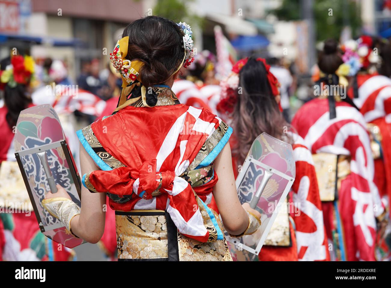 KAGAWA, JAPON - JUILLET 15 2023 : des artistes japonais dansent dans le célèbre festival de Yosakoi. Yosakoi est un style unique d'événement de danse japonaise. Banque D'Images
