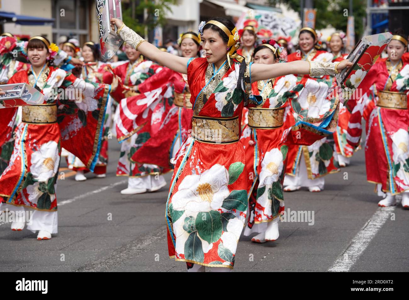 KAGAWA, JAPON - JUILLET 15 2023 : des artistes japonais dansent dans le célèbre festival de Yosakoi. Yosakoi est un style unique d'événement de danse japonaise. Banque D'Images