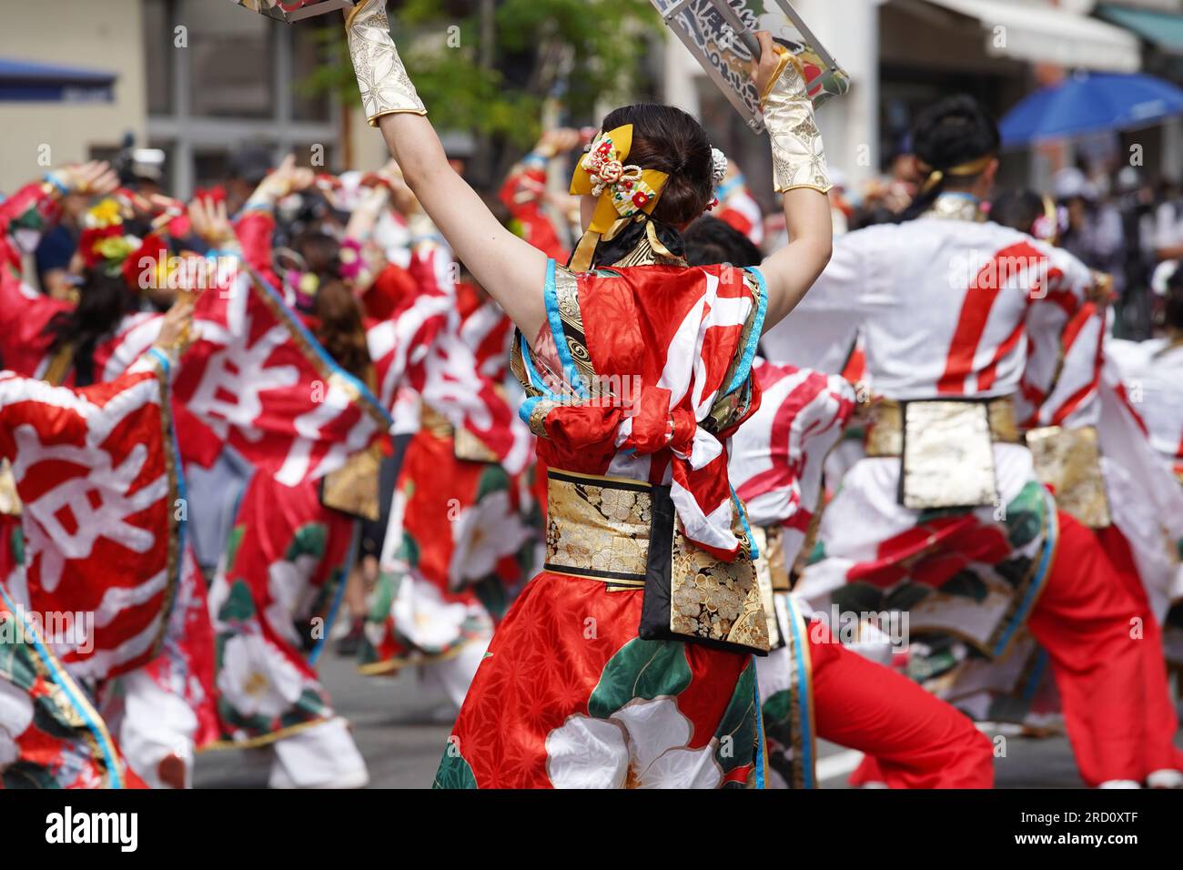 KAGAWA, JAPON - JUILLET 15 2023 : des artistes japonais dansent dans le célèbre festival de Yosakoi. Yosakoi est un style unique d'événement de danse japonaise. Banque D'Images