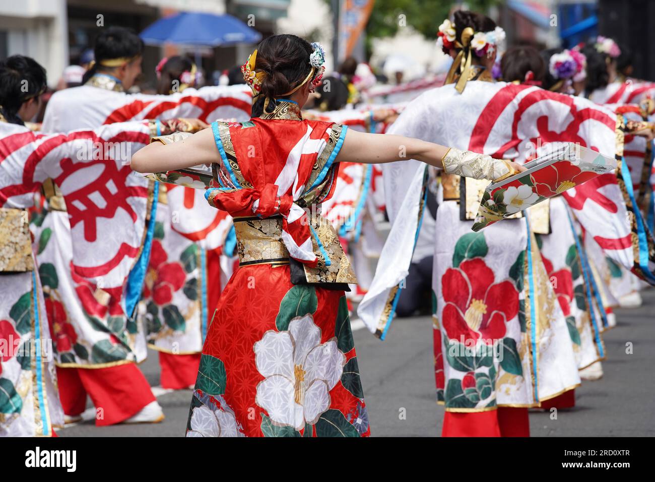 KAGAWA, JAPON - JUILLET 15 2023 : des artistes japonais dansent dans le célèbre festival de Yosakoi. Yosakoi est un style unique d'événement de danse japonaise. Banque D'Images