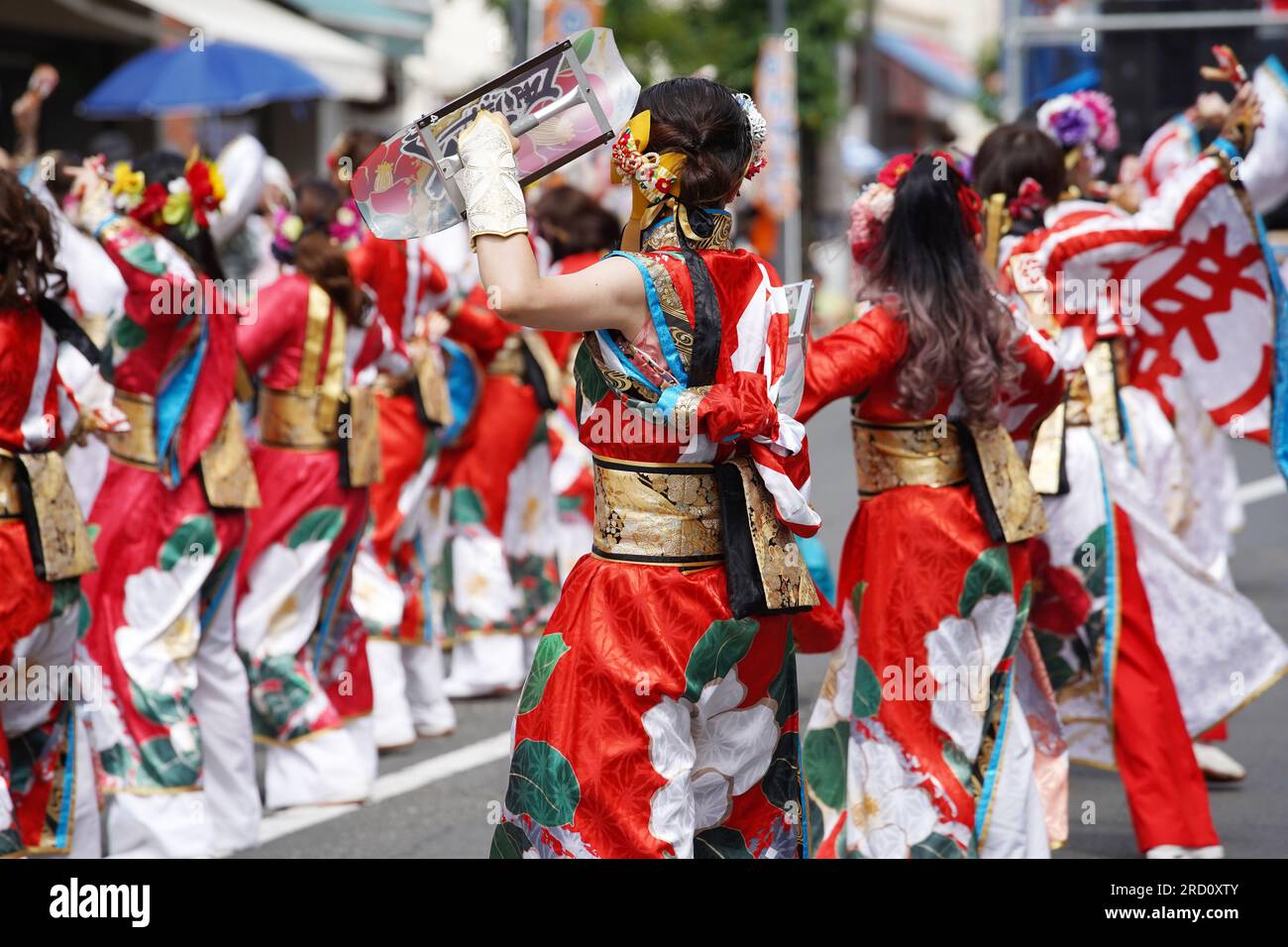 KAGAWA, JAPON - JUILLET 15 2023 : des artistes japonais dansent dans le célèbre festival de Yosakoi. Yosakoi est un style unique d'événement de danse japonaise. Banque D'Images