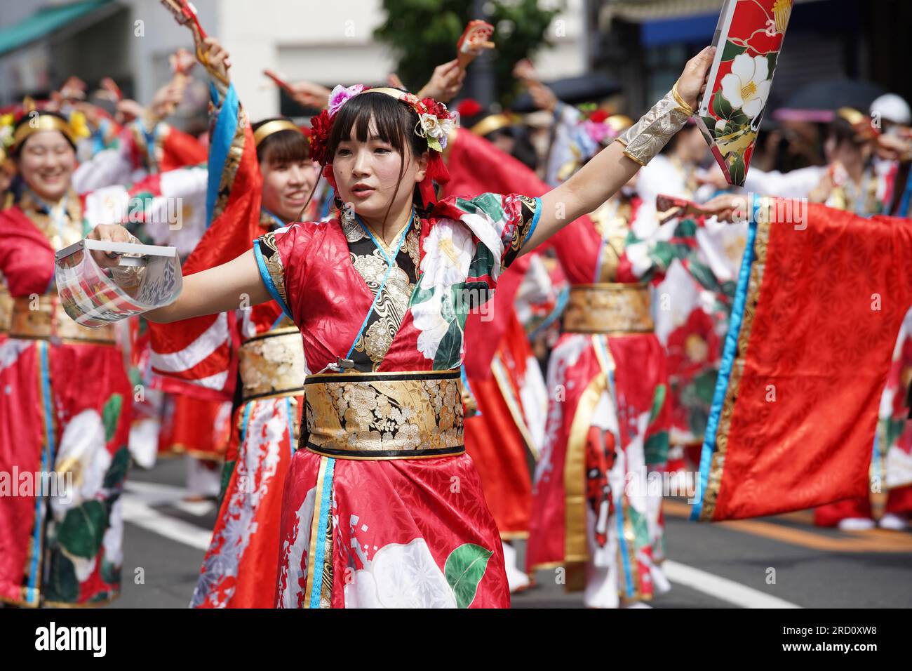 KAGAWA, JAPON - JUILLET 15 2023 : des artistes japonais dansent dans le célèbre festival de Yosakoi. Yosakoi est un style unique d'événement de danse japonaise. Banque D'Images
