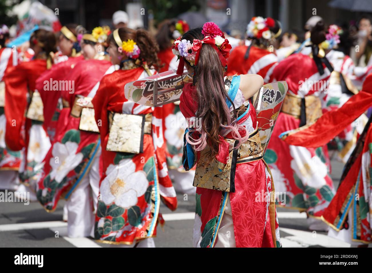 KAGAWA, JAPON - JUILLET 15 2023 : des artistes japonais dansent dans le célèbre festival de Yosakoi. Yosakoi est un style unique d'événement de danse japonaise. Banque D'Images