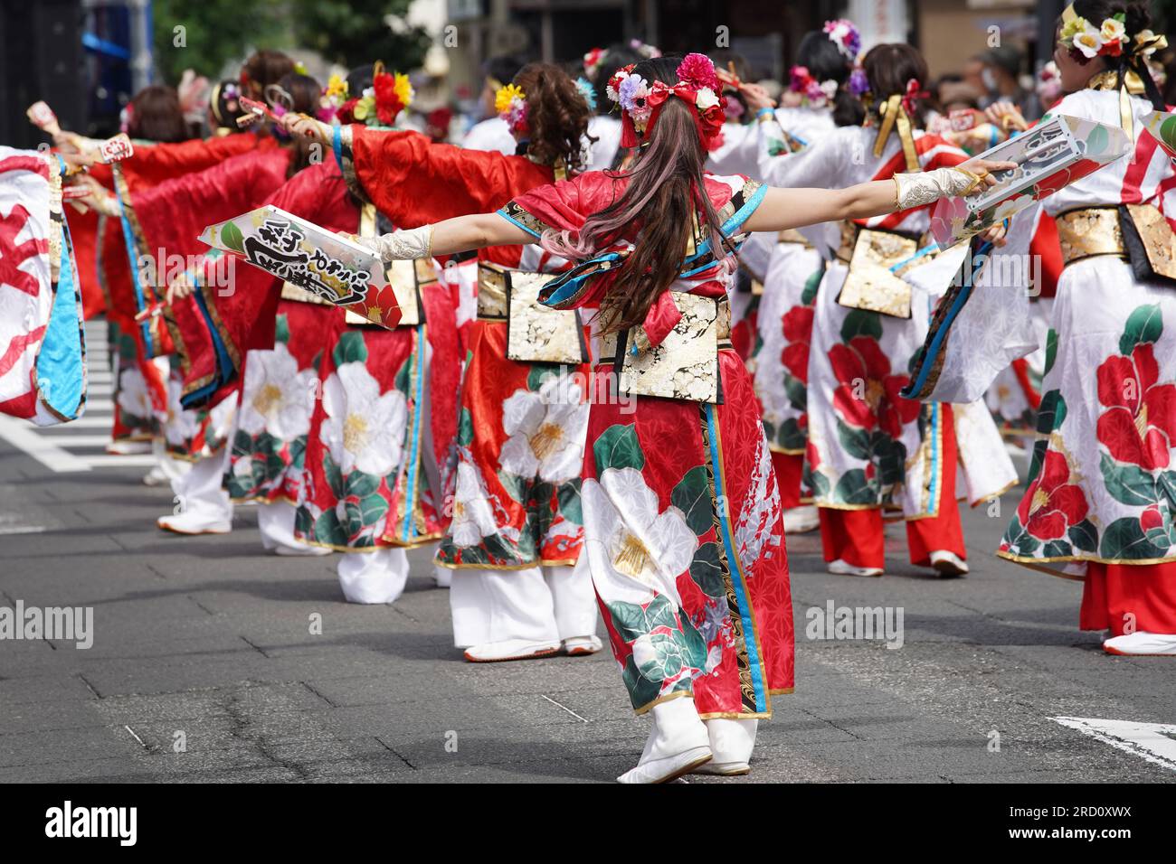 KAGAWA, JAPON - JUILLET 15 2023 : des artistes japonais dansent dans le célèbre festival de Yosakoi. Yosakoi est un style unique d'événement de danse japonaise. Banque D'Images