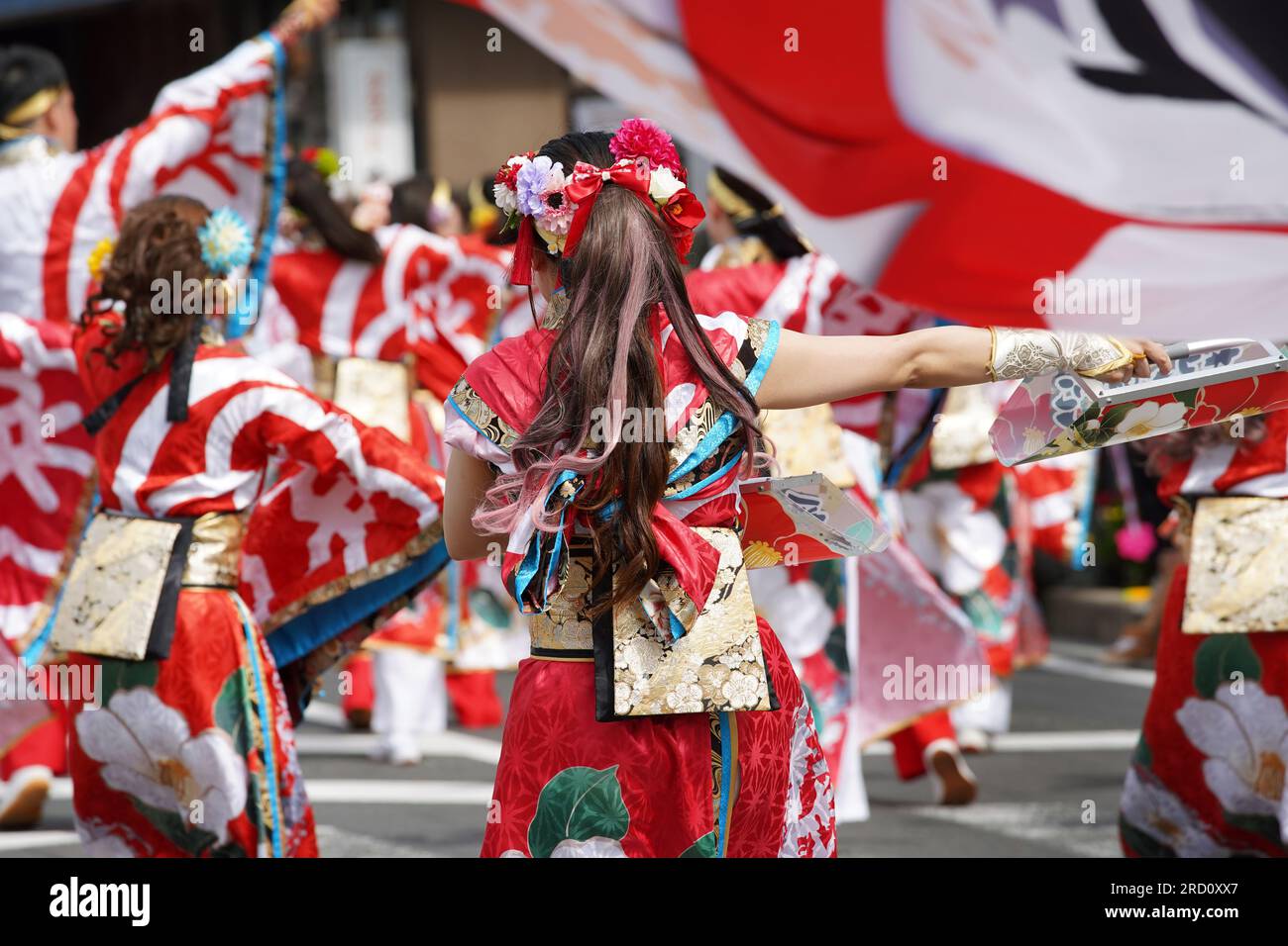KAGAWA, JAPON - JUILLET 15 2023 : des artistes japonais dansent dans le célèbre festival de Yosakoi. Yosakoi est un style unique d'événement de danse japonaise. Banque D'Images