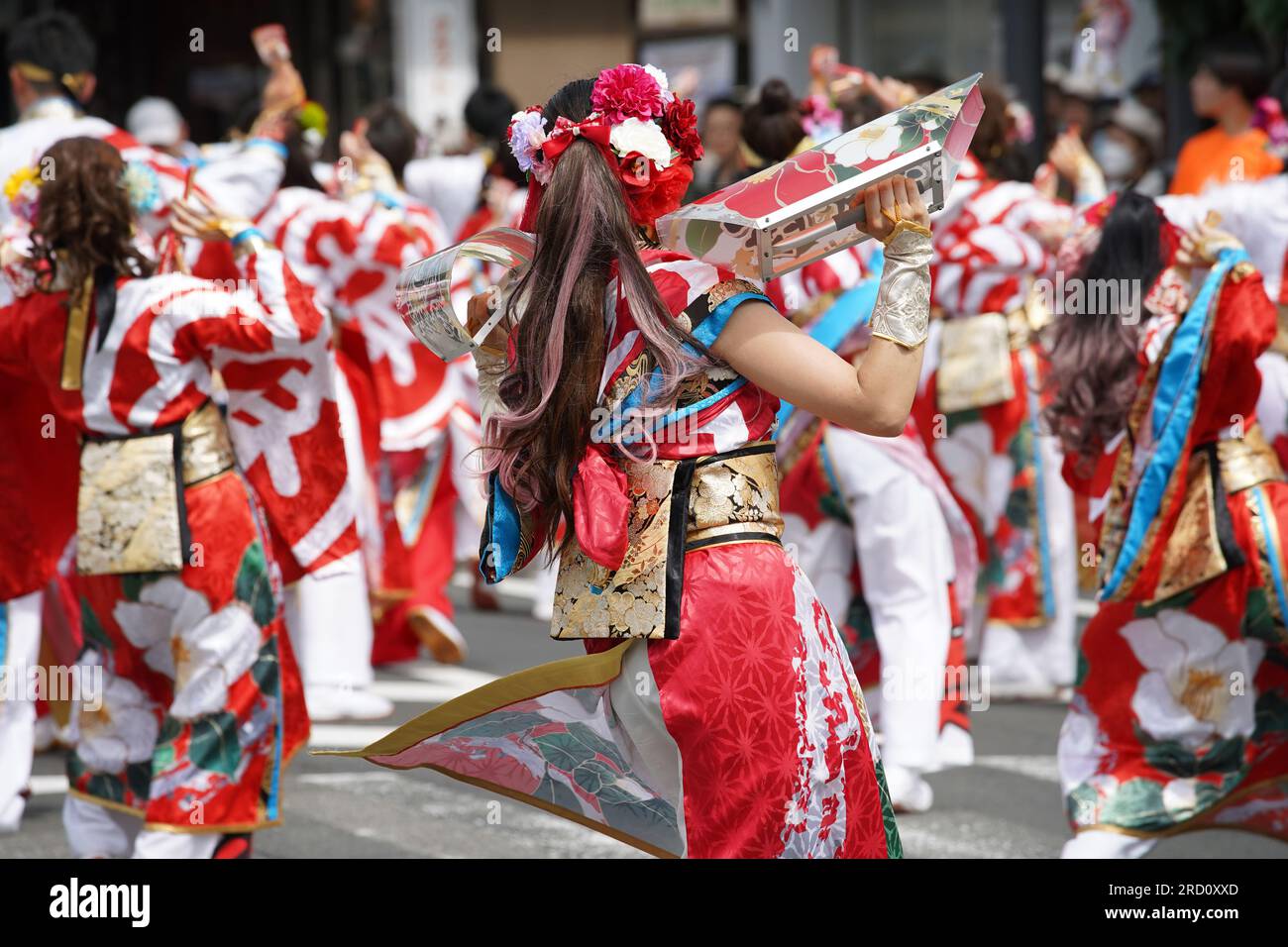 KAGAWA, JAPON - JUILLET 15 2023 : des artistes japonais dansent dans le célèbre festival de Yosakoi. Yosakoi est un style unique d'événement de danse japonaise. Banque D'Images