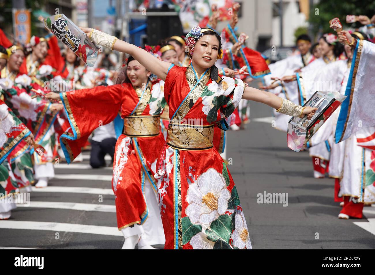 KAGAWA, JAPON - JUILLET 15 2023 : des artistes japonais dansent dans le célèbre festival de Yosakoi. Yosakoi est un style unique d'événement de danse japonaise. Banque D'Images