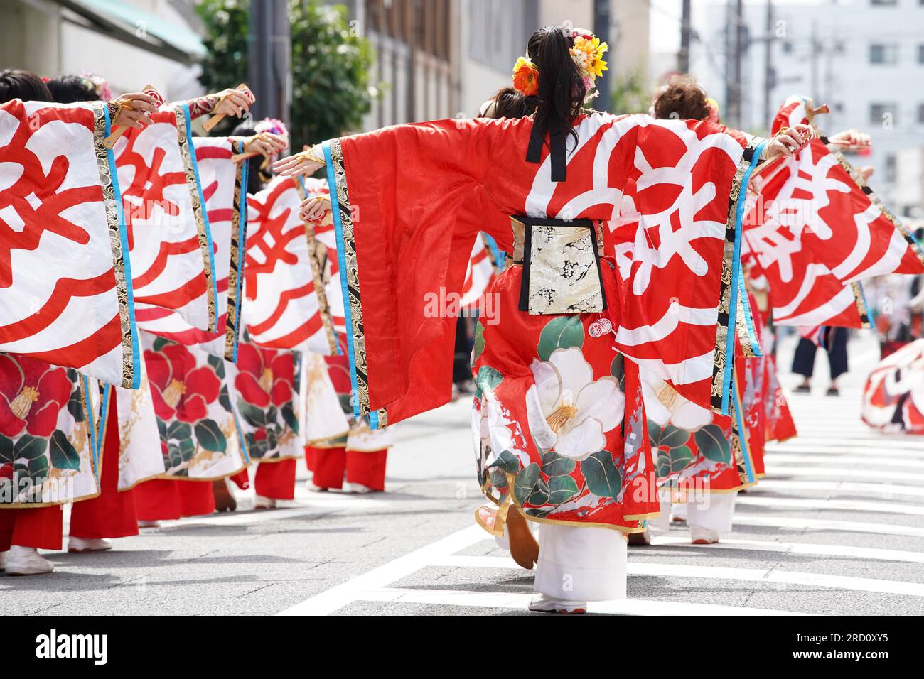 KAGAWA, JAPON - JUILLET 15 2023 : des artistes japonais dansent dans le célèbre festival de Yosakoi. Yosakoi est un style unique d'événement de danse japonaise. Banque D'Images