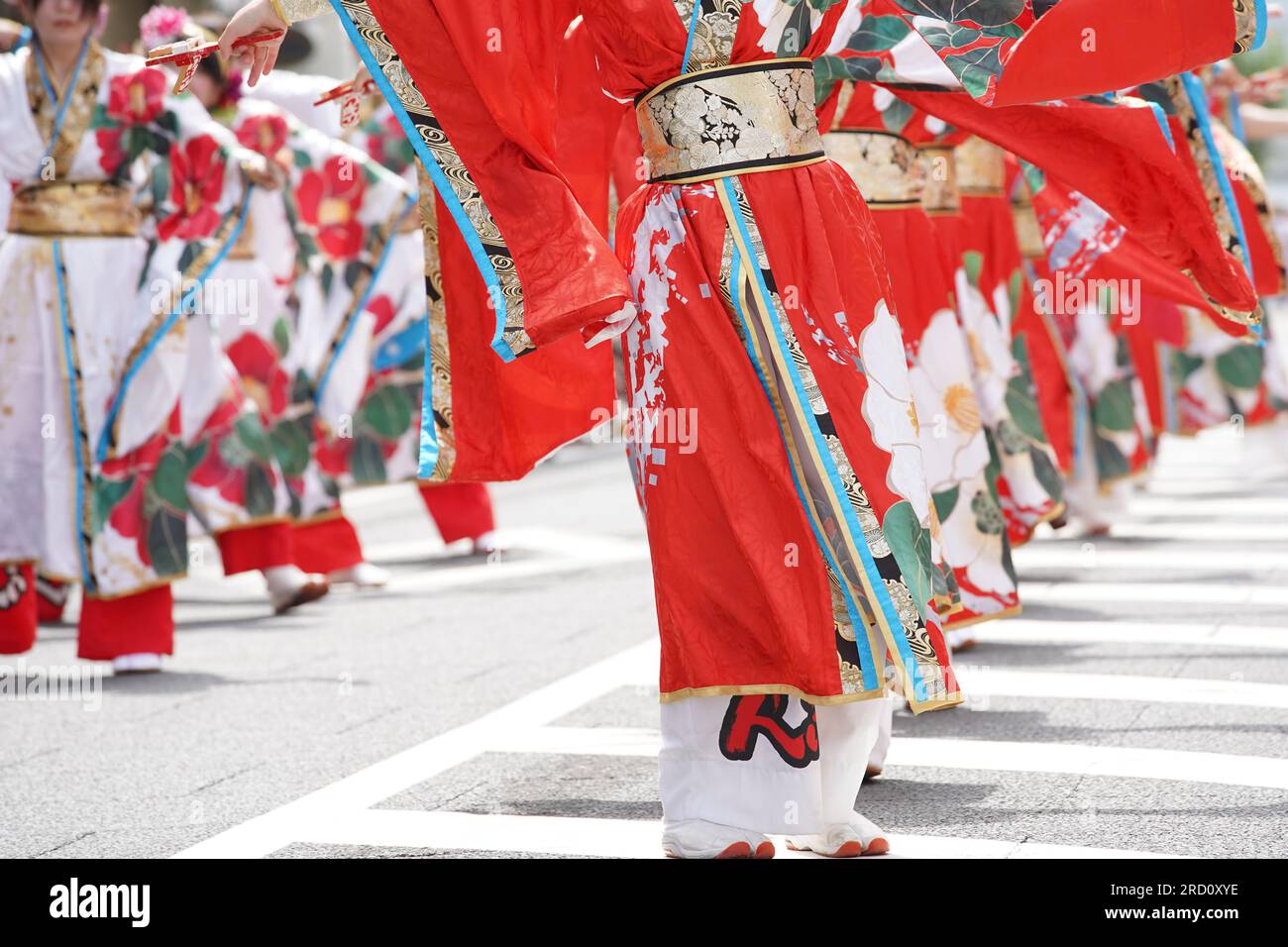 KAGAWA, JAPON - JUILLET 15 2023 : des artistes japonais dansent dans le célèbre festival de Yosakoi. Yosakoi est un style unique d'événement de danse japonaise. Banque D'Images