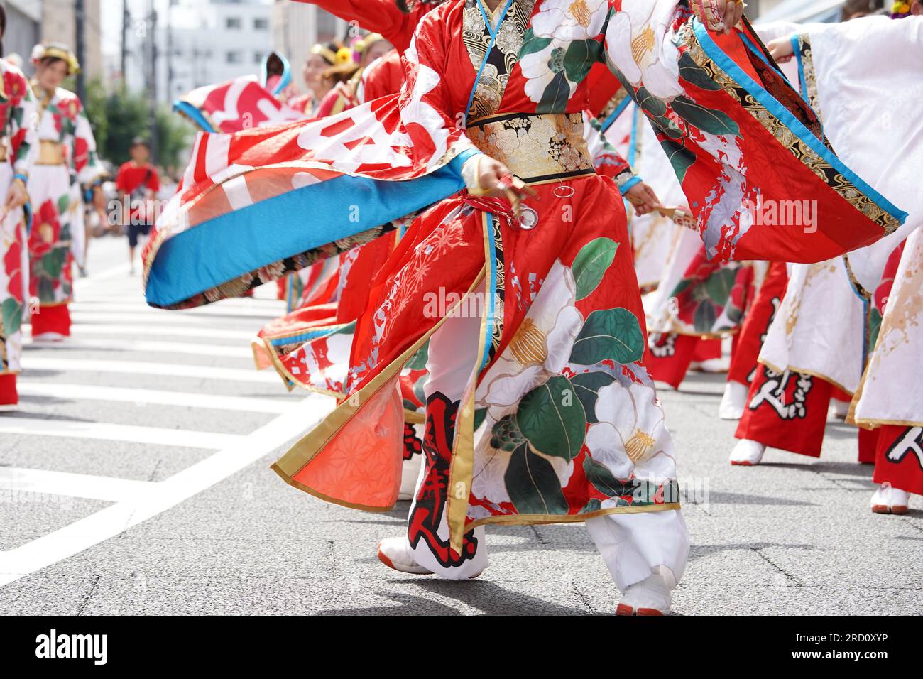 KAGAWA, JAPON - JUILLET 15 2023 : des artistes japonais dansent dans le célèbre festival de Yosakoi. Yosakoi est un style unique d'événement de danse japonaise. Banque D'Images