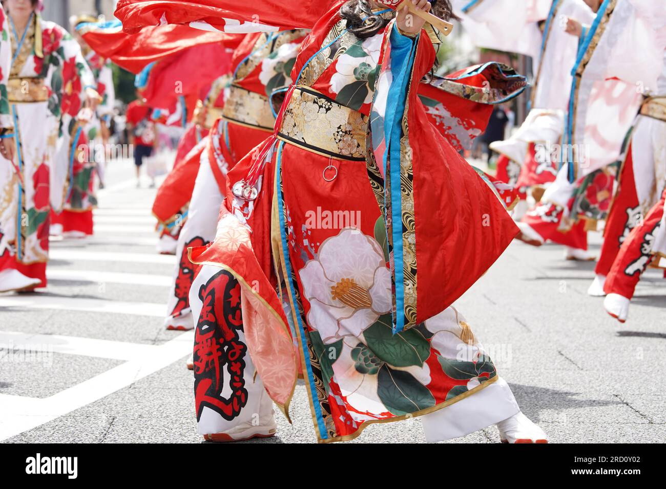 KAGAWA, JAPON - JUILLET 15 2023 : des artistes japonais dansent dans le célèbre festival de Yosakoi. Yosakoi est un style unique d'événement de danse japonaise. Banque D'Images