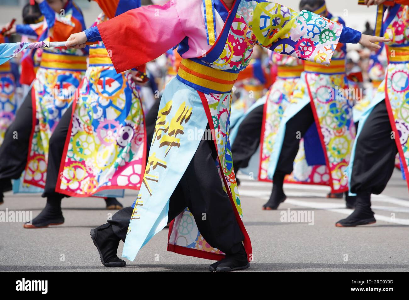 KAGAWA, JAPON - JUILLET 15 2023 : des artistes japonais dansent dans le célèbre festival de Yosakoi. Yosakoi est un style unique d'événement de danse japonaise. Banque D'Images
