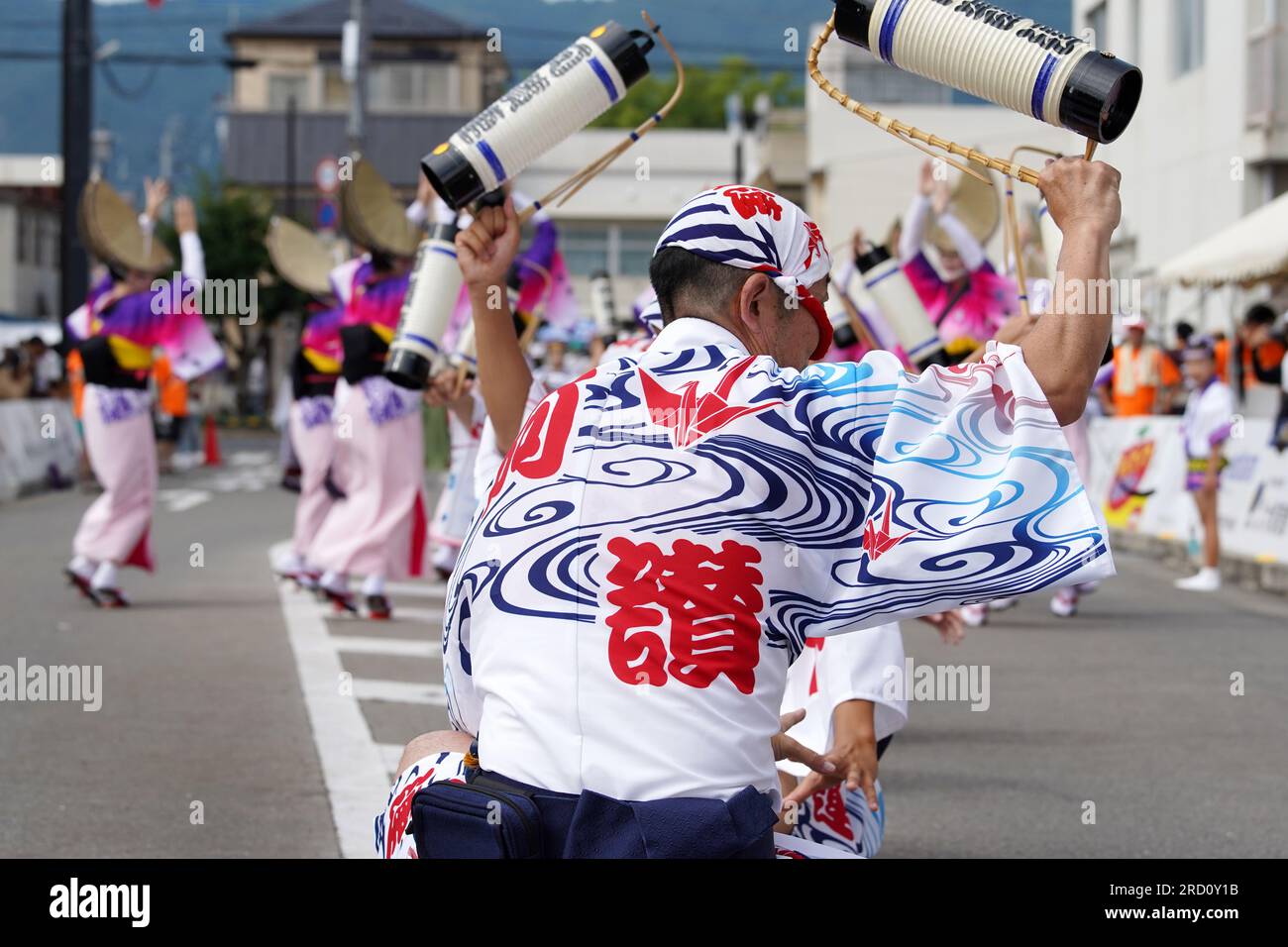 KAGAWA, JAPON - JUILLET 15 2023 : festival de danse traditionnelle japonaise Awa-Odori. Artistes jouant de la danse traditionnelle dans les rues. Banque D'Images