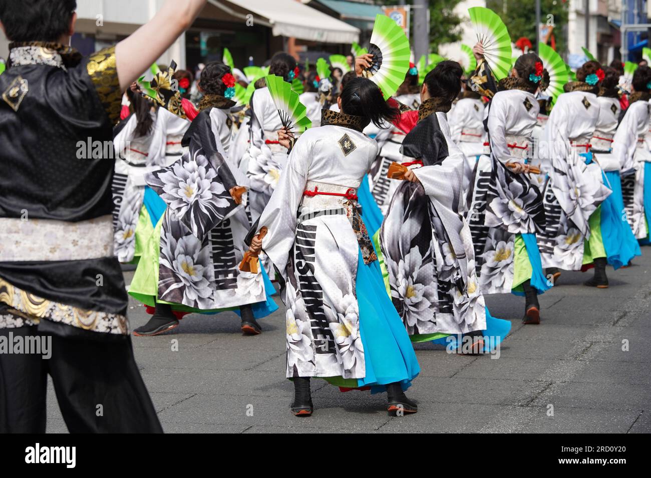KAGAWA, JAPON - JUILLET 15 2023 : des artistes japonais dansent dans le célèbre festival de Yosakoi. Yosakoi est un style unique d'événement de danse japonaise. Banque D'Images
