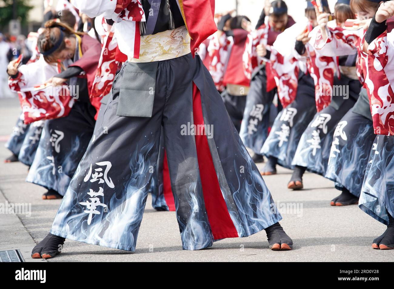 KAGAWA, JAPON - JUILLET 15 2023 : des artistes japonais dansent dans le célèbre festival de Yosakoi. Yosakoi est un style unique d'événement de danse japonaise. Banque D'Images