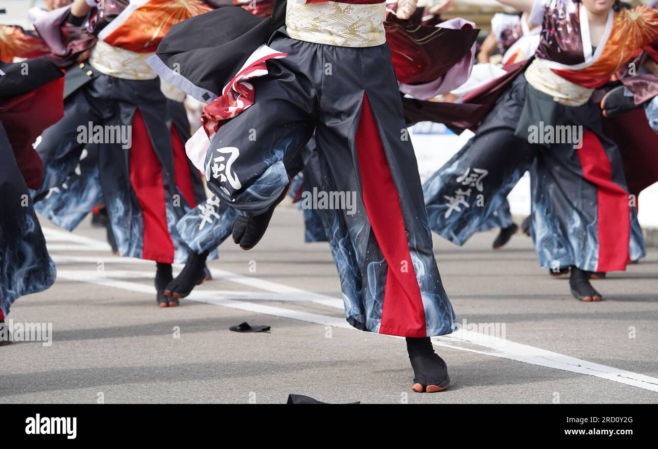 KAGAWA, JAPON - JUILLET 15 2023 : des artistes japonais dansent dans le célèbre festival de Yosakoi. Yosakoi est un style unique d'événement de danse japonaise. Banque D'Images