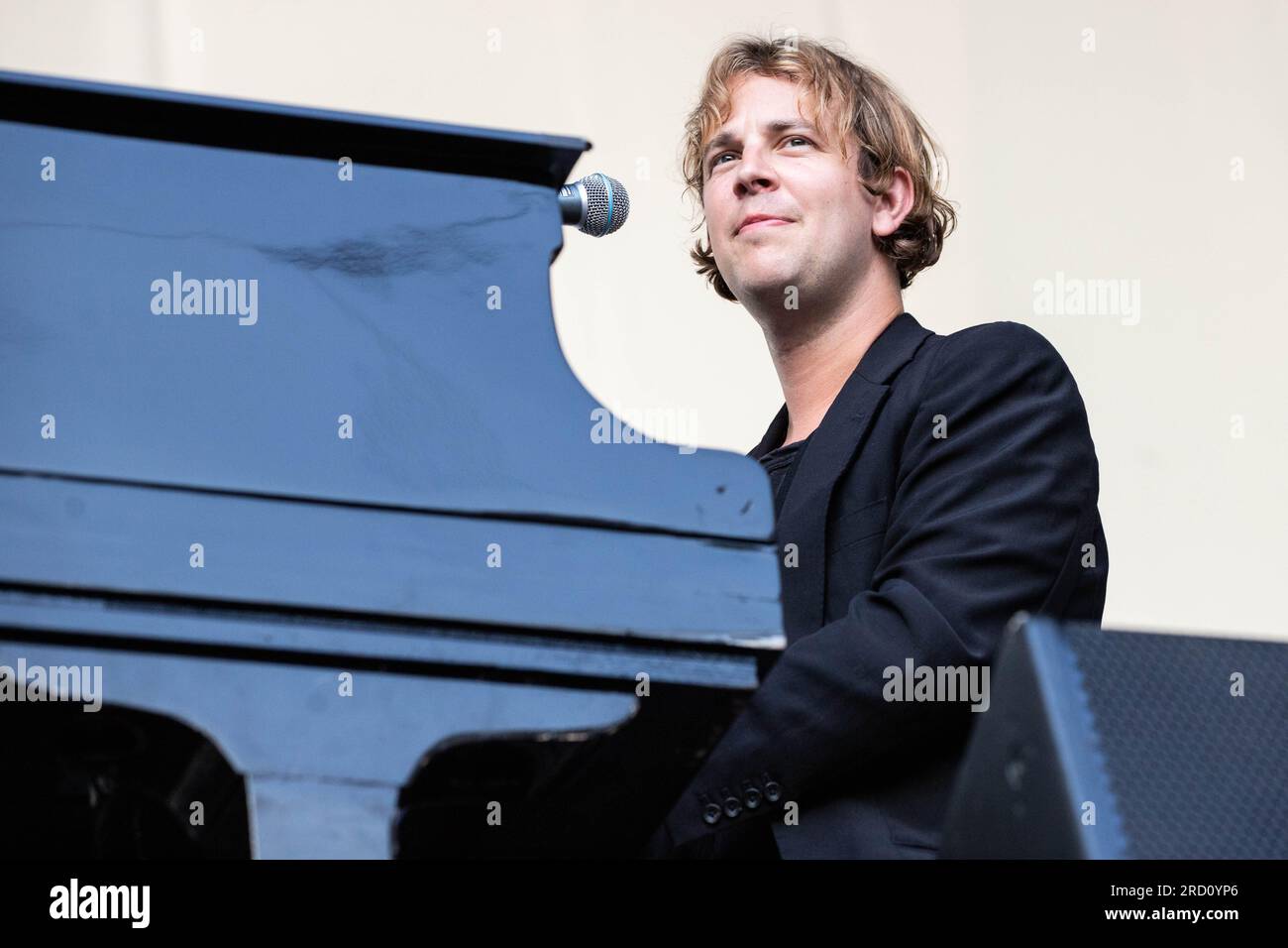 Locarno, Suisse. 17 juillet 2023. L'auteur-compositeur-interprète anglais TOM ODELL se produit en direct sur scène sur la Piazza Grande pendant le Moon & Stars Festival 2023. Crédit : Rodolfo Sassano/Alamy Live News Banque D'Images