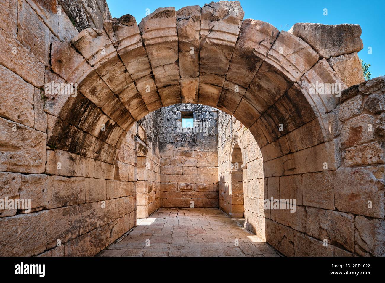 Burdur, Turquie - 16 juillet 2023 : Arche de l'édifice de l'odéon dans l'ancienne ville de Kibyra Banque D'Images