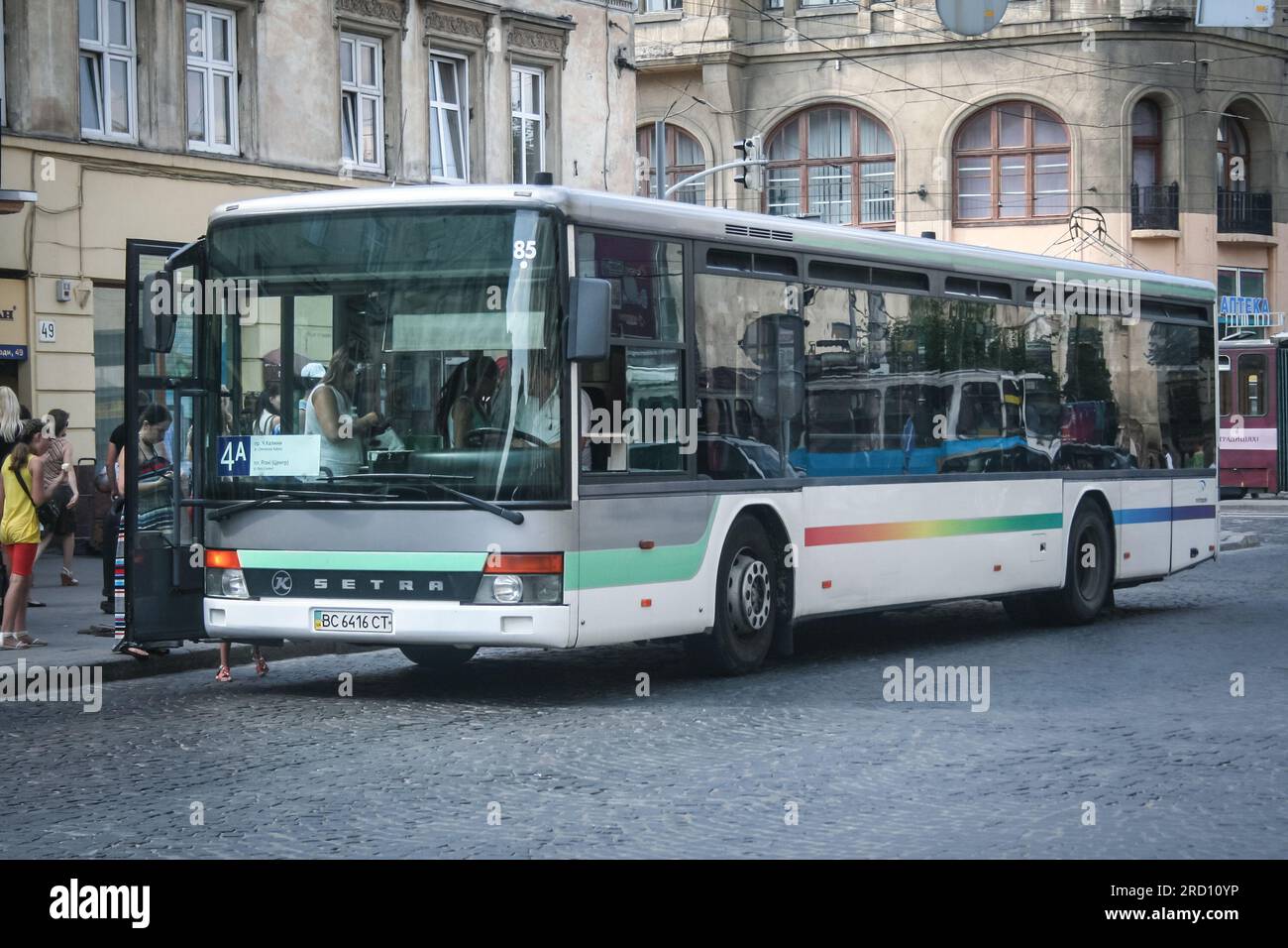 Photo d'un bus de lviv, ukraine, prêt pour un service local. Lviv bus est un système de transport public par bus à Lviv, desservi par standard (12m) et medi Banque D'Images