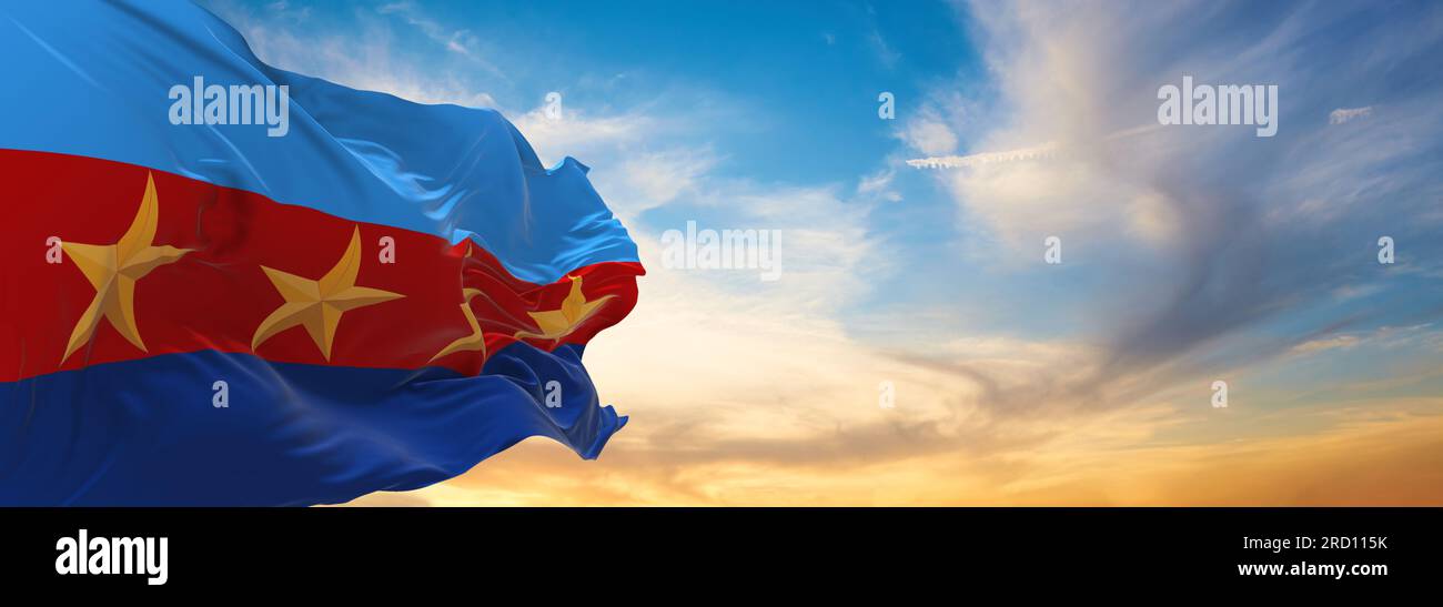 Drapeau officiel du chef des forces de défense malaisiennes de Malaisie sur fond ciel nuageux au coucher du soleil, vue panoramique. Voyage malaisien et patriote concept. Banque D'Images