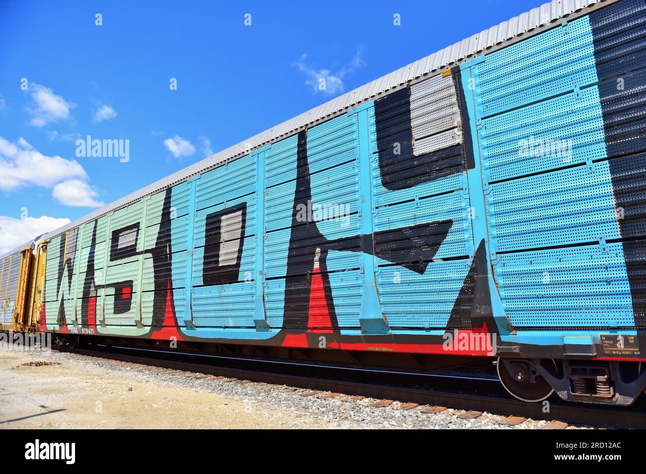Franklin Park, Illinois, États-Unis. Un wagon de fret auto-rack dont la propriété ne peut plus être facilement déterminée en raison des graffitis à grande échelle sur elle. Banque D'Images