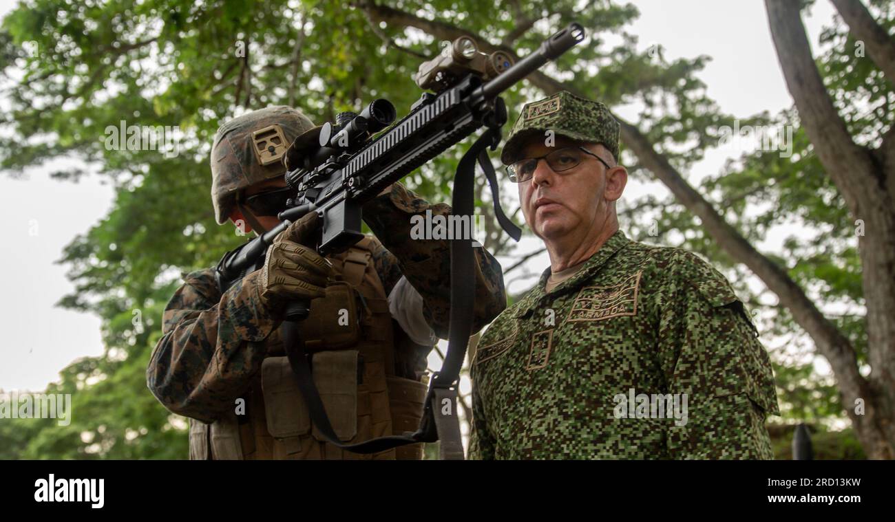 Infantería de Marina Colombiana (corps des Marines colombiens) Brig. Le général Jorge Federico Torres Mora, commandant de la Infantería de Marina Colombiana, inspecte le fusil automatique d'infanterie M27 (M27 IAR) après la compétition par escouade lors de l'UNITAS LXIV à l'Escuela de Formación de Infantería Marina Coveñas à Coveñas, Colombie, le 16 juillet 2023. La compétition par équipes est l'événement culminant, opposant plusieurs équipes multinationales les unes aux autres dans des événements qui correspondent aux différents parcours qui ont eu lieu pendant UNITAS. UNITAS est l'exercice maritime multinational annuel le plus ancien au monde Banque D'Images