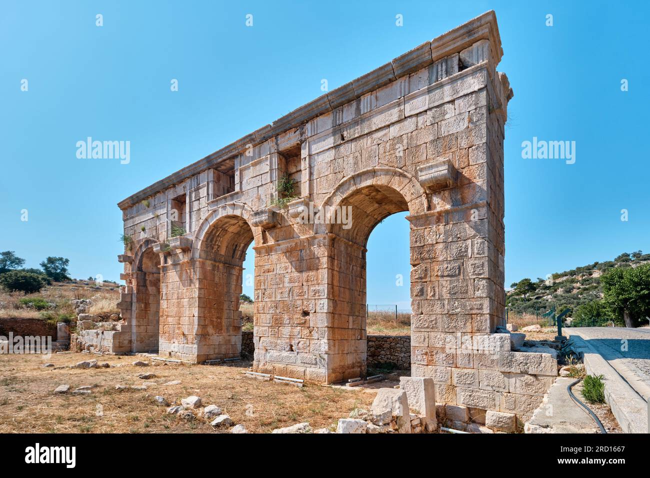 Antalya, Turquie - 12 juillet 2023 : ruines antiques de la porte de la ville qui connu Arc de Modestus dans l'ancienne ville lycienne Patara Banque D'Images