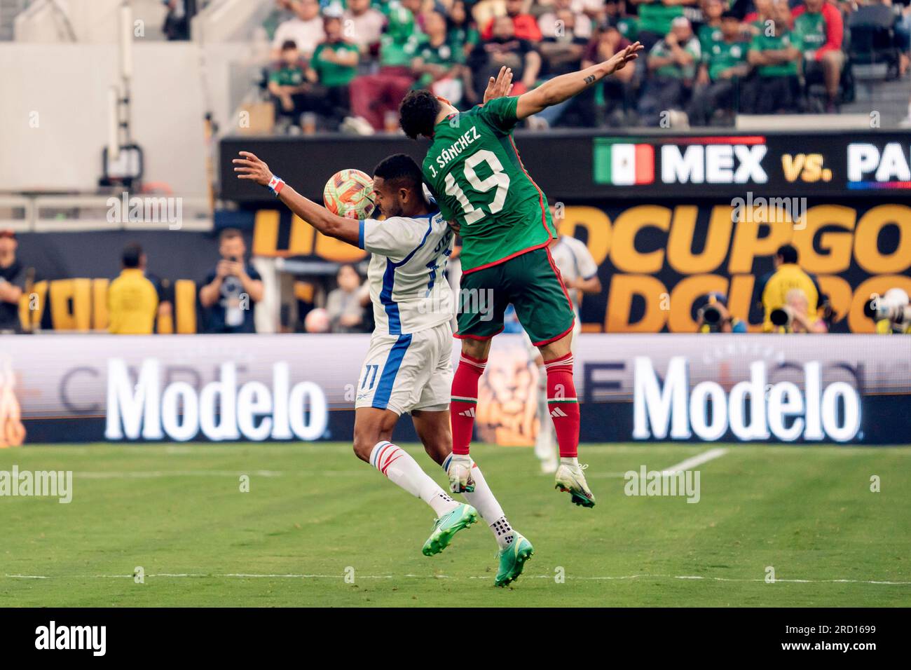 L’attaquant panaméen Ismael Díaz (11) remporte une tête contre le milieu de terrain panaméen Alberto Quintero (19) lors de la finale de la coupe d’or de la CONCACAF 2023, dimanche 16 juillet Banque D'Images