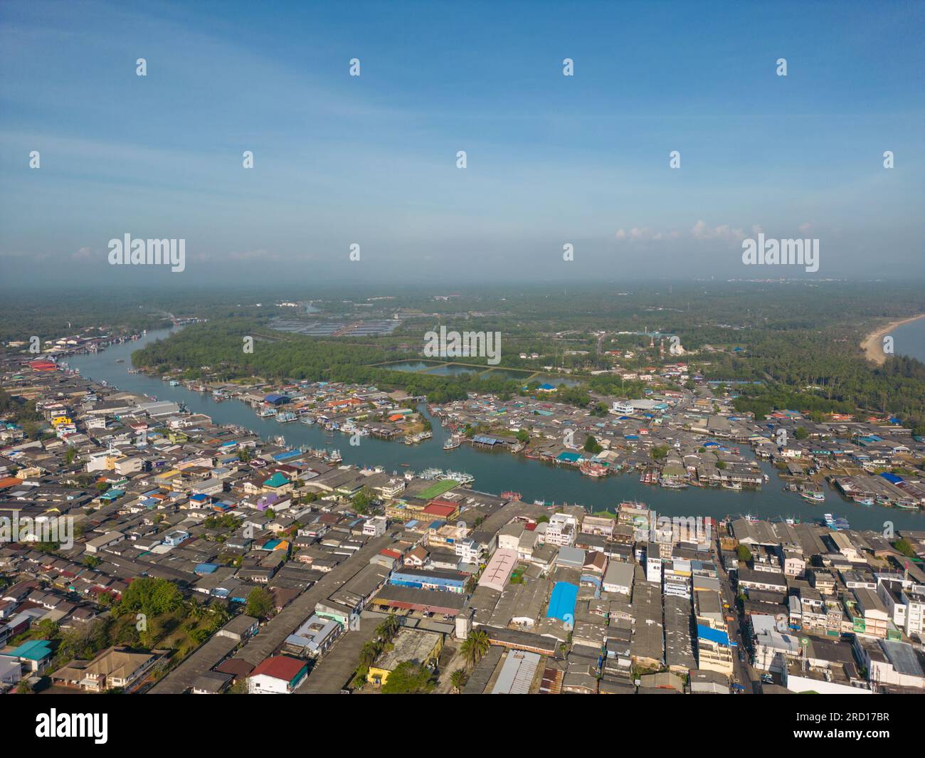 Chumphon, Thaïlande - 10 février 2023 : point de vue aérien drone de la rivière Tha Taphap depuis le point de vue de la montagne Khao Matsee à Pak Nam, Chumphon, Thail Banque D'Images