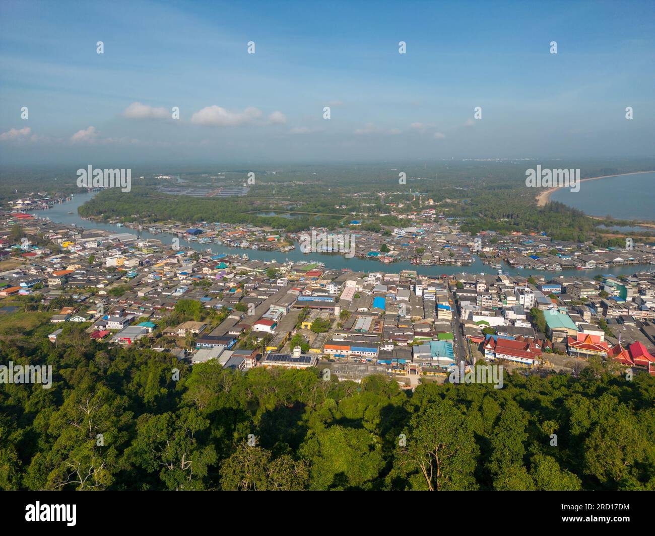 Chumphon, Thaïlande - 10 février 2023 : point de vue aérien drone de la rivière Tha Taphap depuis le point de vue de la montagne Khao Matsee à Pak Nam, Chumphon, Thail Banque D'Images