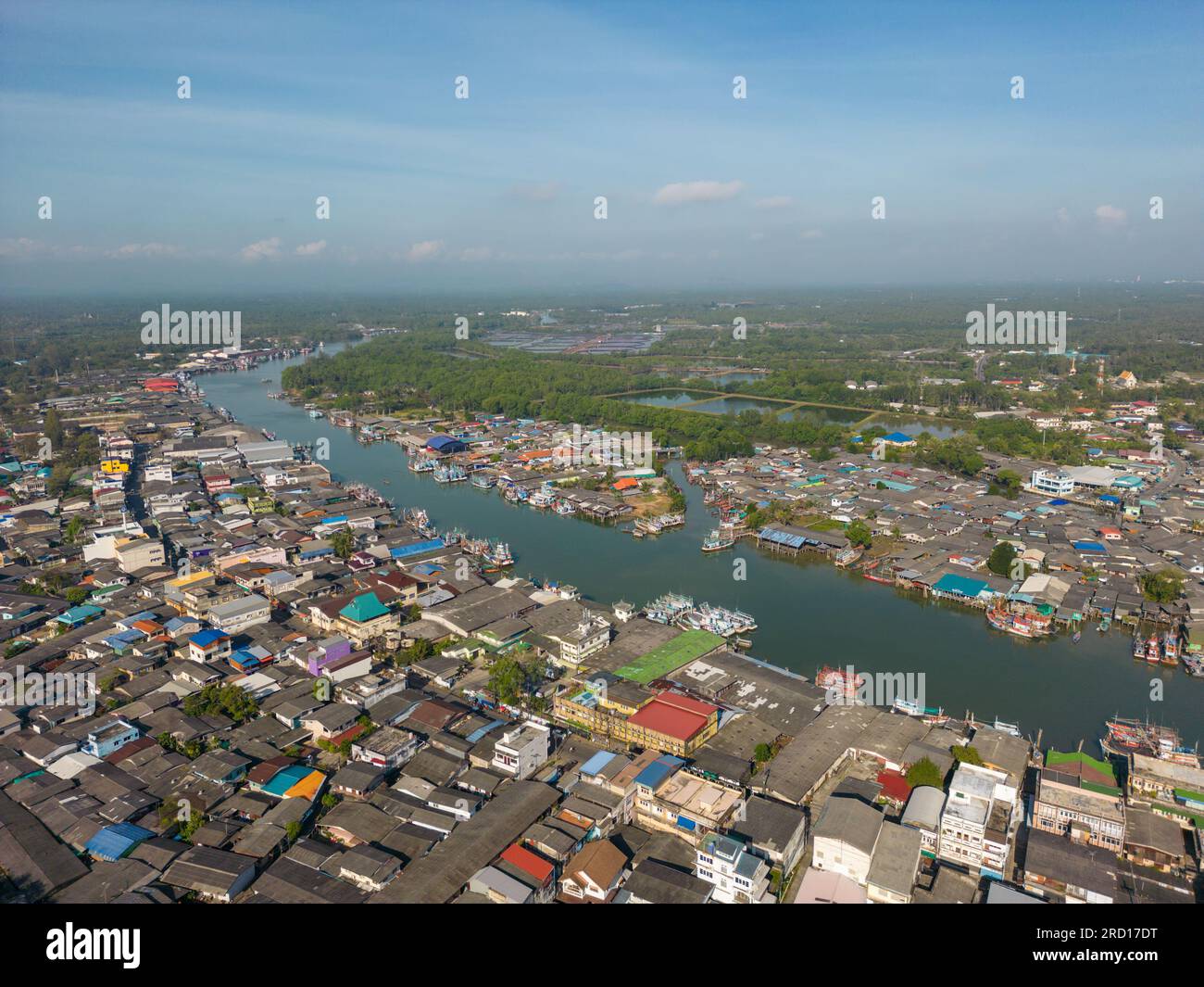 Chumphon, Thaïlande - 10 février 2023 : point de vue aérien drone de la rivière Tha Taphap depuis le point de vue de la montagne Khao Matsee à Pak Nam, Chumphon, Thail Banque D'Images